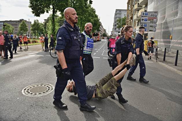 28 6 2023 Die Letzte Generaion in Mannheim Members of the activist group Letzte Generation attempt a street blockade in Mannheim, which was quickly broken up by the police Some activists were carried off the street, all participants of the action received temporary expulsions Mannheim Wasserturm Baden Württemberg Germany