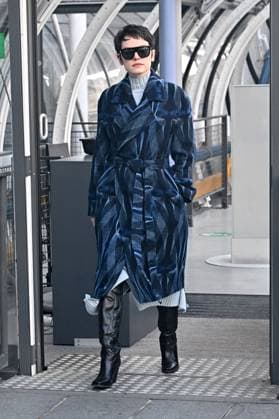 PFW Stella McCartney Outside Arrivals JR Daisy Ridley attending the Stella McCartney show during PFW Womenswear Fall Winter 22 23 in Paris, France on March 7, 2022. Photo by Julien Reynaud APS-Medias ABACAPRESS.COM Paris France Copyright: xReynaudxJulien APS-Medias ABACAx 801292_018 ReynaudxJulien APS-Medias ABACAx 801292_018