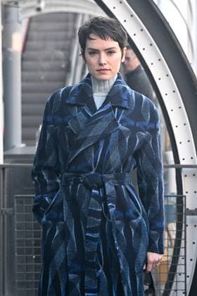 PFW Stella McCartney Outside Arrivals JR Daisy Ridley attending the Stella McCartney show during PFW Womenswear Fall Winter 22 23 in Paris, France on March 7, 2022. Photo by Julien Reynaud APS-Medias ABACAPRESS.COM Paris France Copyright: xReynaudxJulien APS-Medias ABACAx 801292_025 ReynaudxJulien APS-Medias ABACAx 801292_025