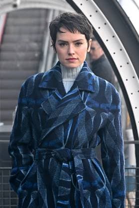 PFW Stella McCartney Outside Arrivals JR Daisy Ridley attending the Stella McCartney show during PFW Womenswear Fall Winter 22 23 in Paris, France on March 7, 2022. Photo by Julien Reynaud APS-Medias ABACAPRESS.COM Paris France Copyright: xReynaudxJulien APS-Medias ABACAx 801292_026 ReynaudxJulien APS-Medias ABACAx 801292_026