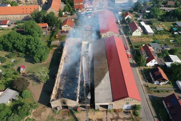 29 06 2023 Saxony Anhalt Saalekreis Saalkreis photo Beesenstedt fire of a warehouse fire department police fire department extinguish fire voluntary comrades aerial photograph aerial photograph rescue service