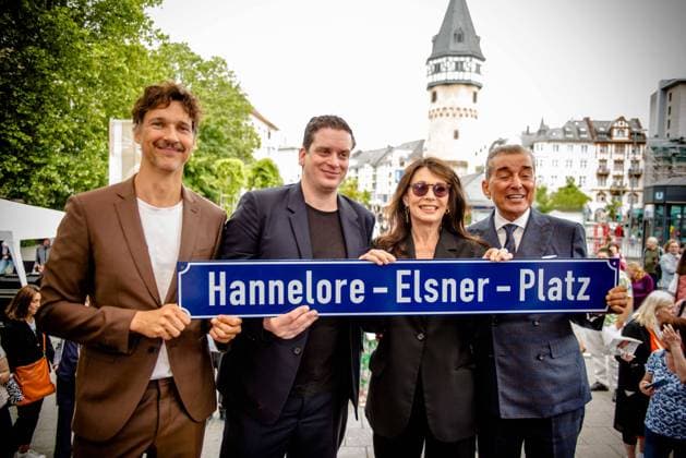 30 06 2023 xesx Frankfurt am Main, The city of Frankfurt has inaugurated place for the late actress Hannelore Elsner Picture shows actor Florian David Fitz, son Dominik Elsner, actress Iris Berben and presenter Michel Friedman with the street sign ES