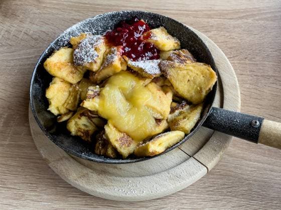 Cast iron Pan Frying pan with Stem with Classic Court from Alpine Kitchen Kaiserschmarrn with Icing sugar sprinkled over, Austria, Europe Copyright: imageBROKER FrankxSchneider iblfrs09386594.jpg