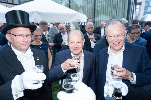 Lower Saxony, Summer Party 2023, Chancellor Olaf Scholz, Prime Minister Stephan Weil, and the Lüttje Lage The Prime Minister of Lower Saxony, Stephan Weil, invited to the Summer Party 2023 in the Representation of the State of Lower Saxony to the Federal Government in Berlin on 3 7 2023 Chancellor Olaf Scholz, Prime Minister Stephan Weil, and the Lüttje Lage Berlin Berlin GER