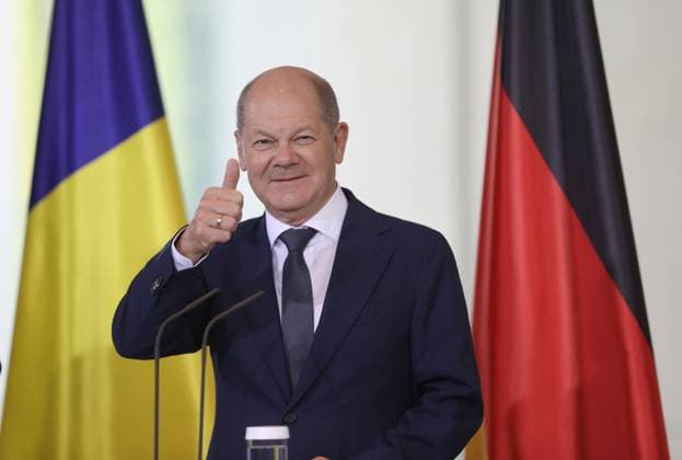 Berlin, Germany, 04 07 2023 Chancellor Olaf Scholz in the Federal Chancellery at the reception of the Romanian Prime Minister Holds the thumbs up Copyright: xdtsxNachrichtenagenturx dts_20304