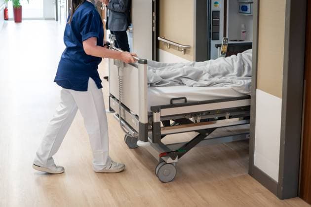 Federal Minister of Economics and Federal Minister of Labor visit the Charite in Berlin Symbolic image Nursing staff pushing a patient in the hospital bed into the hospital room Germany
