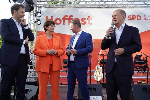 Court party of the SPD parliamentary group L r Lars Klingbeil together with Saskia Esken, Andreas Babler and Chancellor Olaf Scholz at the court party of the SPD parliamentary group at the TIPI am Kanzleramt, Berlin , 05 07 2023 Berlin Berlin Germany