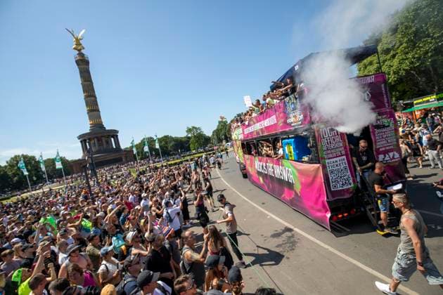 Police approved Techno Parade Rave the Planet, The Techno Parade Rave the Planet started around 2 p.m. at the Brandenburg Gate Around 300,000 partying people are expected Berlin Berlin Germany