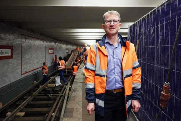 10 07 2023, Berlin Germany At the U station Alexanderplatz, the track of the U2 is closed due to an accident, powerful construction, the BVG board of directors Rolf Erfurt pleased