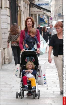 37722 09 Leffondre-Gorassini ABACA. 37722-9. Paris-France, 03 09 2002. American top model Cindy Crawford with her boy, Presley Walker Gerber (in the pushchair) and her daughter Kaya Jordan Gerber during a shopping session in Paris.  Copyright: xGorassini-Leffondre ABACAx 37722_09 Gorassini-Leffondre ABACAx 37722_09