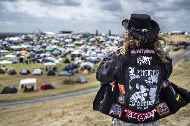 <p>Ein Festivalbesucher fotografiert die Zeltstadt am Donnerstag, den 13. Juli 2031, in Neukirchen - Vluyn auf der Halde Norddeutschland an der Geldernsche Straße. Das Metal Festival Dong Open Air 2023 startet heute Mittag mit den ersten Auftritten der Bands. Die meisten Besucher sind bereits angereist und campen auf der Halde. Neukirchen-Vluyn Copyright: VolkerxHerold