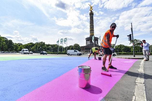 <p>Progress-Pride-Flag am Großen Stern. Berlin ist und bleibt bunt: Gemeinsam mit dem Bezirksamt Mitte und im Rahmen des Kultursommerfestivals realisiert Kulturprojekte Berlin die temporäre Darstellung einer Progress-Pride-Flag am Großen Stern. Damit setzt Berlin anlässlich des Pride Month und des CSD Berlins ein starkes Zeichen für eine liberale und offene Stadt, fotografiert am 13. Juli 2023 in Berlin. Deutschland Berlin Berlin Copyright: MaurizioxGambarini