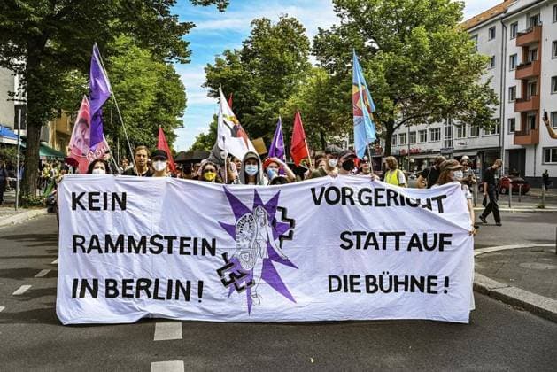 <p>Demo Kein Rammstein in Berlin! Olympiaplatz, 400 Teilnehmer angemeldet, fotografiert am 15. Juli 2023 in Berlin. Deutschland Berlin Berlin Copyright: MaurizioxGambarini