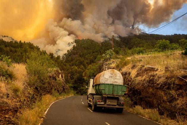 Bilder des Jahres 2023, News 07 Juli News Themen der Woche KW28 News Bilder des Tages Forest Fire In Canary Islands A tanker truck attends the forest fire declared in La Palma, on July 15, 2023, in Puntagorda, La Palma, Canary Islands (Spain). This fire declared in the early hours of this morning in urban forest area in the municipality of Puntagorda already affects about 200 hectares and has burned 11 houses. In addition, the Emergency Coordination Center has announced the evacuation of the population center of Tijarafe due to the advance of the fire. At the request of the Cabildo, the fire has been upgraded to level 2 of severity. Thus, the Canary Islands Government has assumed the management of the emergency in application of the Special Plan for Civil Protection and Emergency Attention due to Forest Fires in the Autonomo  Copyright: xEuropaxPress ABACAx 860809_001 EuropaxPress ABACAx 860809_001 