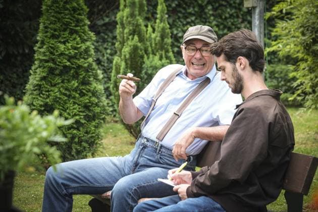 <p>Darsteller Uwe Lyko in einer Rolle als Präsident eines Teckelclubs am Sonntag, 16. Juli 2023 bei Dreharbeiten zur Komödie Darf ich das so schreiben? von Filmemacher Alexander Waldhelm Duisburg NRW Duisburg Copyright: STEFANxAREND