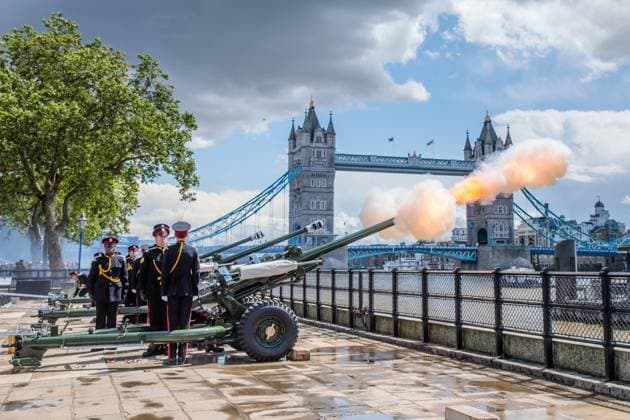 Bilder des Jahres 2023, Entertainment 07 Juli Entertainment Themen der Woche KW29 Gun Salute for Queen Camilla, London, UK. The Tower of London, UK. 17th July 2023. The Honourable Artillery Company fire a 62 Gun Royal Salute at The Tower of London to mark Her Majesty The Queen™s birthday. A Royal Salute normally comprises 21 guns, this is increased to 41 if fired from a Royal Park or Residence. Uniquely, at The Tower of London which is a Royal Residence, a total of 62 rounds are fired on Royal occasions as this also includes an additional 21 guns for the citizens of the City of London to show their loyalty to the Monarch., Credit:Photo by Amanda Rose Avalon United Kingdom, London, Tower Wharf Copyright: xPhotoxbyxAmandaxRosex xAvalonx 0789629695