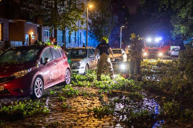 Storm, storm and fallen trees hurricane in Berlin, The storm has caused a sharp increase in Berlin Fire Department deployments Over 400 deployments on Monday evening Fallen trees, flooded streets, especially the northern part of Berlin was affected by the storm