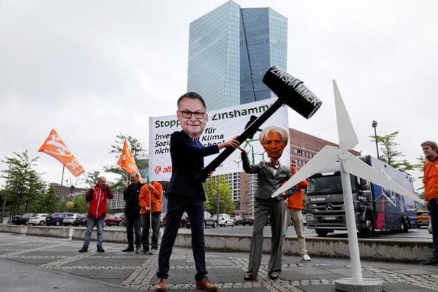 27 07 2023, Frankfurt, DEU Under the motto Stop the interest rate hammer, do not flatten investments for social issues and climate, members of Attac protest against the interest rate policy of the European Central Bank, ECB