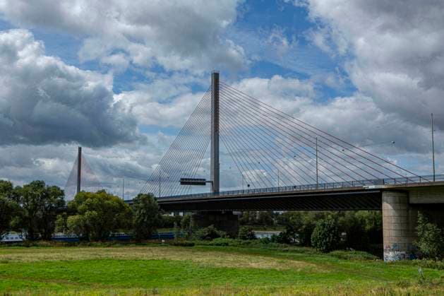 The Friedrich Ebert Bridge, locally known as the North Bridge, is the northern of the three bridges over the Rhine in Bonn It connects the Bonn district of Beuel with the city of Bonn The federal highway 565 Friedrich Ebert Bridge passes over it