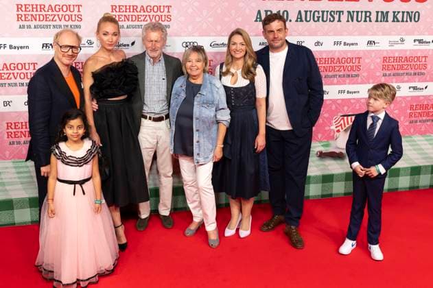 Simon Schwarz, Aadya Ponnada, Lisa Maria Potthoff, Paul Breitner, Hildegard Breitner, Judith Gerlach, Sebastian Bezzel and Carlos Bliesath at the premiere of the feature film Rehragout Rendezvous at Mathäser Filmpalast Munich, 31 07 2023 Foto:xT.xEffingerx xFuturexImage