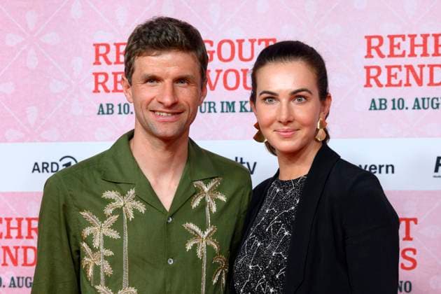 Footballer Thomas Müller with wife Lisa Müller at the premiere of the feature film Rehragout Rendezvous at Mathäser Filmpalast Munich, 31 07 2023 NRW Germany Copyright: xDwixAnoraganingrumx