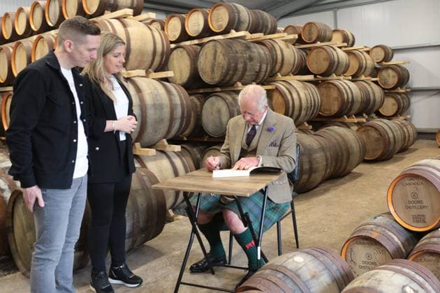 Bilder des Jahres 2023, Entertainment 08 August Entertainment Themen der Woche KW31 Entertainment Bilder des Tages Royal visit to John O Groats King Charles III, with the distillery owners Kerry and Derek Campbell, during a visit to the 8 Doors Distillery in John O Groats, Wick, in the Scottish Highlands, to officially open the distillery and meet members of the local business community in John O Groats, Scotland, 02 August 2023, Credit:Robert MacDonald Avalon UK, John O Groats Copyright: xRobertxMacDonaldx xAvalonx 0793728269