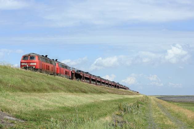 Ankunft des Autozugs auf der Insel Sylt Der Hindenburgdamm ist die wichtigste Verbindung zwischen dem Festland und der nordfriesischen Insel Sylt. Er wurde 1927 in Betrieb genommen und dient ausschließlich dem Eisenbahnverkehr. Jedes Jahr transportieren die Autozüge mehr als 450.000 Fahrzeuge. - The Hindenburg-causeway is the most important connection between the North Frisian island of Sylt and the mainland of Schleswig-Holstein in Germany. It was opened in 1927 and is exclusively a railway corridor. Each year, the trains transport more than 450,000 vehicles over the causeway. Copyright: xZoonar.com KonradxWeißx 3697848