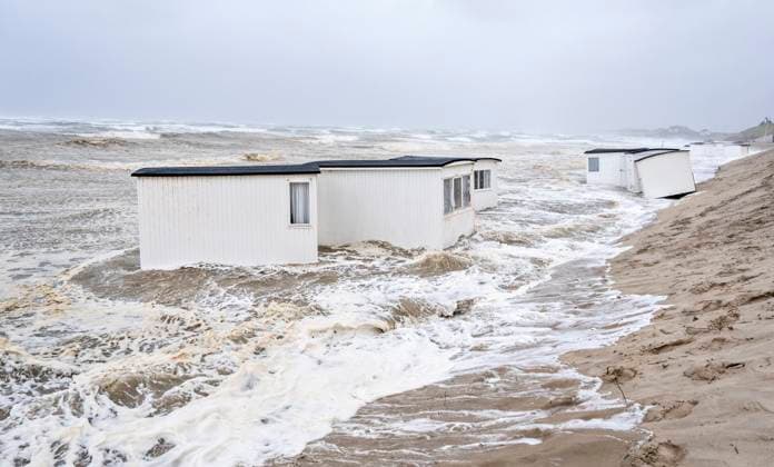 Picnic cabins in the water of the North Sea in the strong winds in Loekken, North Jutland, Denmark, Tuesday August 8, 2023 , Loekken Jylland Denmark  Copyright: HenningxBagger HenningxBaggerx COP14210 spdk20230808-083659-L
