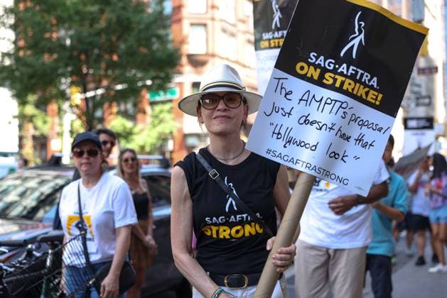 Entertainment Themen der Woche KW32 News Bilder des Tages August 9, 2023, New York City, NY, USA: Julianna Margulies joins Hundreds of members and supporters of the WGA union and SAG-AFTRA walk a picket line, and around the block led by Fogo Azul women drummers on Day 100 of the WGA strike outside Netflix and Warner Bros. on August 9, 2023 in New York City. The longest running writers strike on record lasted 154 days in 1988. New York City USA - ZUMAc233 20230809_zsp_c233_013 Copyright: xVanessaxCarvalhox