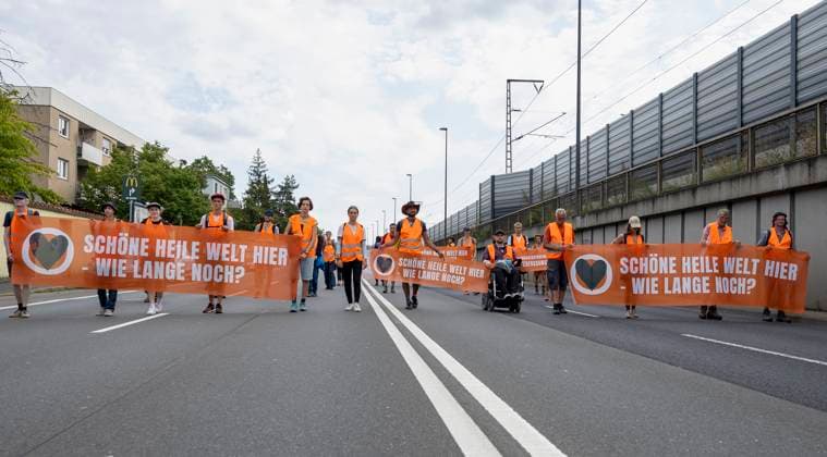 The Last Generation blocks federal highway B 19 in Würzburg, on 15 8 2023 Copyright: HMBxMedia xHeikoxBecker