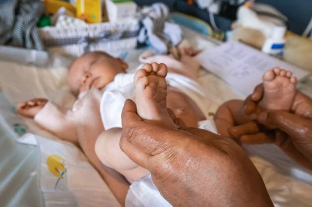 A midwife shows how to care for a 14-day-old infant Theme photo from 17 08 2023 EDITORIAL USE ONLY Copyright: epd-bild DetlefxHeese 20230817-epd-Hebamme-HEESE-1386--0