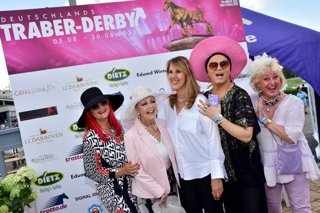 128 Trotters Defrby 2023 Petra Drareger, Barbara SAchoene, Manuela Schikorsky, Julian F M Stoeckel, Stefanie Simon at 128 Trotters Derby at Mariendorf harness racing track in Berlin 18 08 2022 Photopress Mueller Photopress Mueller