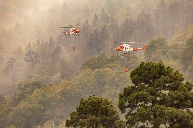 Bilder des Jahres 2023, News 08 August News Themen der Woche KW33 Tenerife Wildfire Forces Thousands to Evacuate Hydroplanes work on extinguishing the forest fire, August 19, 2023, in La Orotava, Tenerife, Canary Islands (Spain). The situation of the forest fire that started on the night of August 15 in the mountain of Arafo, on the island of Tenerife, has become more complicated in the northern area of during the last hours due to the worsening weather conditions, so that the Emergency Management of the Infoca Plan has been forced to order new evacuations in La Orotava, La Matanza, La Victoria de Acentejo, with others planned in El Sauzal, Santa Ursula and Tacoronte. The fire, although normalized, is still uncontrolled and has affected 5,000 hectares with a perimeter of 50 kilometers. Photo by Europa Pre Copyright: xEuropaxPress ABACAx 864479_014 EuropaxPress ABACAx 864479_014