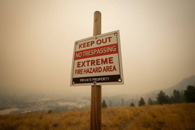Bilder des Jahres 2023, News 08 August News Themen der Woche KW33 August 19, 2023, KELOWNA, BC, CANADA: A warning sign about fire risk is seen as smoke from wildfires fills the air, in Kelowna, B.C., Saturday, Aug. 19, 2023. KELOWNA CANADA - ZUMAc35_ 20230819_zaf_c35_025 Copyright: xDarrylxDyckx