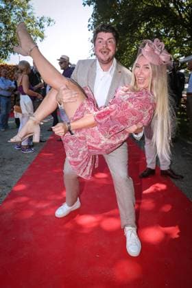 20 08 2023, baking book author and RTL presenter Rene Oliver carries Miriam Behrens on hands visit to the racecourse Neue Bult at the Audi Ascot race day in Hanover Lower Saxony Germany.