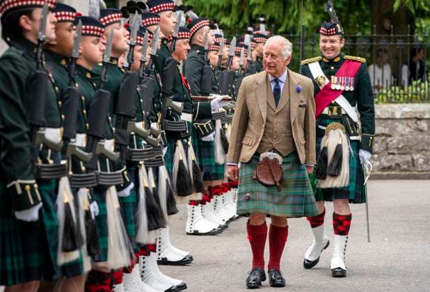 Bilder des Jahres 2023, Entertainment 08 August Entertainment Themen der Woche KW34 Entertainment Bilder des Tages King summer residence at Balmoral 2023 King Charles III inspects Balaklava Company, 5th Battalion, The Royal Regiment of Scotland, at the gates of Balmoral, as he takes up summer residence at the castle. Balmoral, Scotland, UK, 21 August 2023, Credit:Jane Barlow Avalon UK, Balmoral Copyright: xJanexBarlowx xAvalonx 0798959118