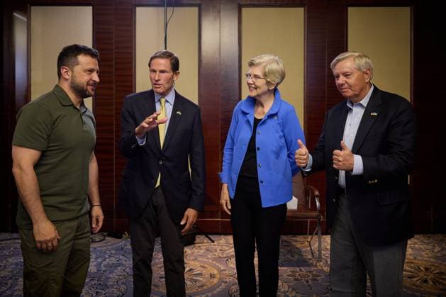 Bilder des Jahres 2023, News 08 August News Themen der Woche KW34 News Bilder des Tages Ukraine, Wolodymyr Selenskyj trifft US Senatoren Richard Blumenthal, Elizabeth Warren,Lindsey Graham Ukrainian President Volodymyr Zelenskyy meets with U.S. Senators Richard Blumenthal (D-CT), Lindsey Graham (R-SC), and Elizabeth Warren (D-MA), on Wednesday, August 23, 2023, in Kyiv, Ukraine. Zelenskyy stressed the importance of starting the process of transferring F-16 fighter jets to Ukraine, training pilots, and further support from the United States. Photo via Ukrainian Presidential Press Office WAX2023082301 UKRAINIANxPRESIDENTIALxPRESSxOFF