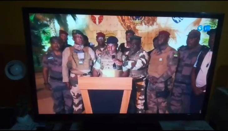 Bilder des Jahres 2023, News 08 August News Themen der Woche KW35 News Bilder des Tages Gabun, Militär-Putsch - Militär verkündet im TV die Machtübernahme (230830) -- LIBREVILLE, Aug. 30, 2023 -- This video grab shows a group of Gabonese military officers releasing a statement via a TV channel in the early morning of Aug. 30, 2023. Gabonese military officers have canceled election results and dissolved state institutions, claiming they have taken power, local media reported on Wednesday. The African country s borders are closed until further notice, said the reports, adding gunfire was heard in the capital Libreville. The officers said that the general election was not credible and the results are annulled. Prior to the incident, Gabon s national electoral body said that President Ali Bongo Ondimba from the ruling Gabonese Democratic Party was re-elected for a third term in Saturday