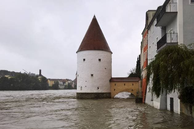 Floods in Passau, Bavaria The flood situation on the Inn and the Danube has calmed down somewhat in the night to Tuesday With the highest reporting level 4 is no longer expected, the flood news service of the Bavarian State Office for the Environment announced at midnight In