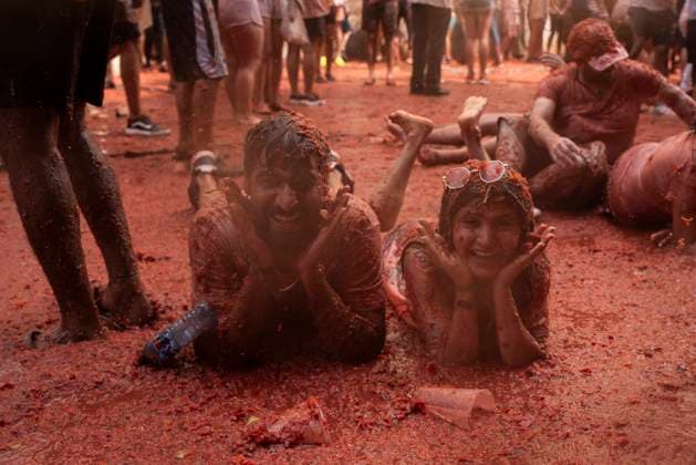 Bilder des Jahres 2023, News 08 August News Themen der Woche KW35 News Bilder des Tages Spanien, Tomatenschlacht Tomatina in Valencia Festival of La Tomatina - Valencia Two people covered with tomato during the festival of La Tomatina, on August 30, 2023, in Bunol, Valencia, Valencian Community (Spain). La Tomatina has been celebrated for 76 years in Bunol on the last Wednesday of August. The company Citromed from La Llosa (Castellon), which has been preparing the tomato for 20 years, has organized this year 150,00 kilos of pear and ripe tomatoes that are used as ammunition in this festival. The tons of tomatoes cover floors, walls and clothes of all the people who attend this celebration, which attracts both national and international tourism. Photo by Jorge Gil Europa Press ABACAPRESS.COM Bunol (Valencia) Spain Copyright: xEuropaxPress ABACAx 865670_009 EuropaxPress ABACAx 865670_009