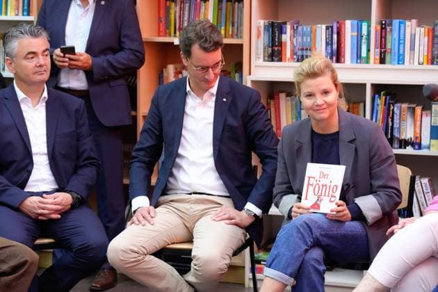 State Premier Wuest visits Adolf Kolping Hauptschule State Premier Hendrik Wuest and actress and reading ambassador Annette Frier speak together with students of the reading club of the Adolf Kolping Hauptschule , Cologne, 31 08 2023 Cologne North Rhine-Westphalia Germany
