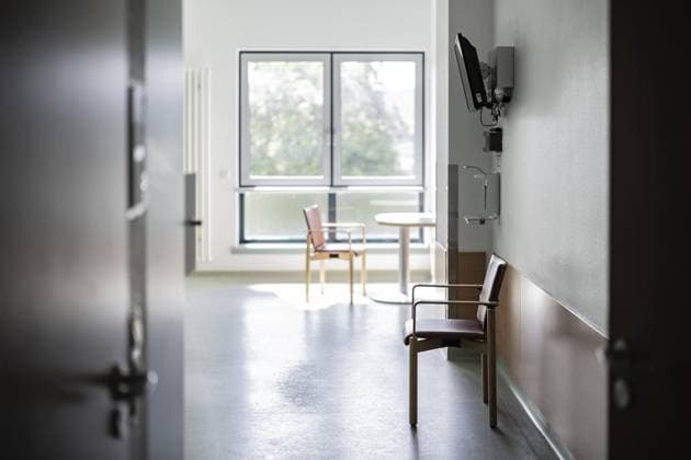<p>Leere Flure und Patientenzimmer am 31.08.2023 in Arnsberg. Wenn ein Krankenhaus umzieht: Ein Spezialunternehmen aus Süddeutschland hat den Umzug von ganzen Stationen aus den Alt-Standorten in das neue Klinikum Hochsauerland übernommen. Deutschland NRW Arnsberg Copyright: JakobxStudnar