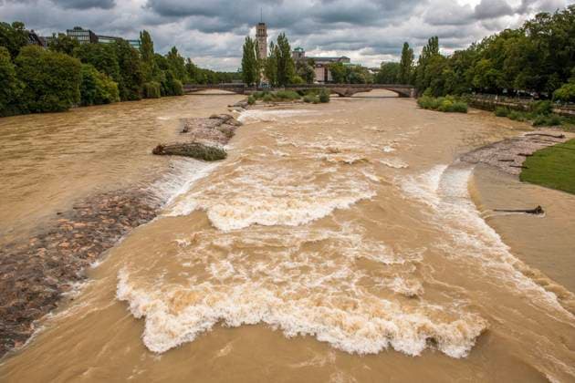 Isar flood, view from the Reichenbach bridge, Munich, 31 08 2023 Germany, Munich, 31 August 2023, Isar flood after continuous rain of the last days, view from the Reichenbach bridge in the direction of the German Museum, torrential current, the Isar level is far above normal, but meanwhile falling again, Bavaria,