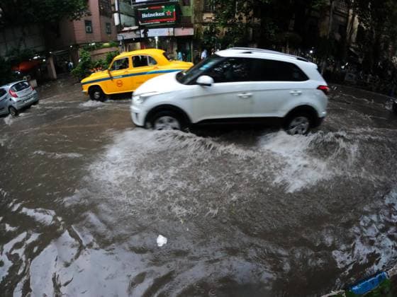 Monsoon Rain In Kolkata, India Commuters are wading through a flooded street during heavy rains in Kolkata, India, on Thursday, August 31, 2023. Kolkata India  Copyright: xDebajyotixChakrabortyx originalFilename: chakraborty-notitle230831_npjFn