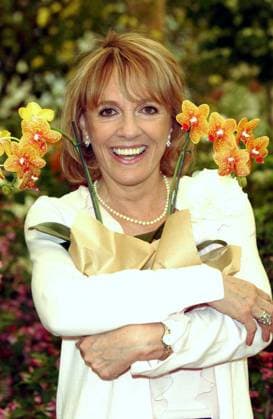 Chelsea Flower Show 2004 TV presenter Esther Rantzen attending the 2004 Chelsea Flower Show at the Royal Hospital Chelsea in London. Date: 24.05.2004., Credit:Photoshot Avalon United Kingdom  Copyright: xPhotoshotx xAvalonx 0502729287