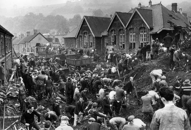Rescue operations continue AVALANCHE AT ABERFAN - At least 71 people, mostly children have been killed at Aberfan, near Merthyr Tydfil, South Wales, after a rain-soaked coal tip avalanched on an infants school, a farm and a row of houses. Eighty-five children are safe and 36 are in hospital. Photo shows: The search goes on inside the tomb of the school at Aberfan. Date: 22.10.1966., Credit:Photoshot Avalon United Kingdom  Copyright: xPhotoshotx xAvalonx 0502981636