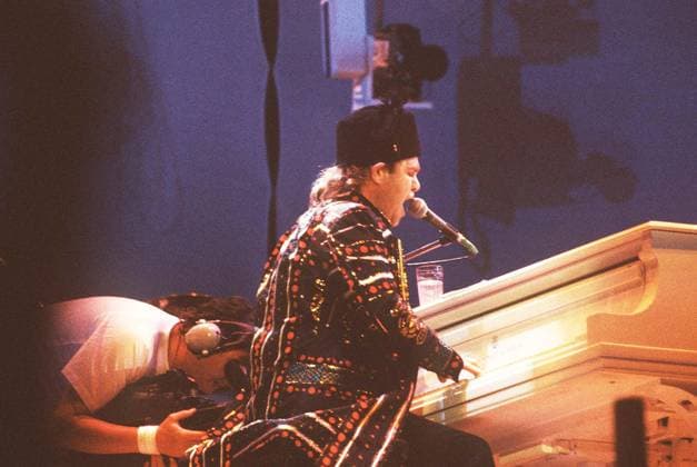 ELTON JOHN British Pop Musician and Composer On stage at the Live Aid charity concert at Wembley COMPULSORY CREDIT: UPPA Photoshot Photo CGH 201874 13.07.1985 ELTON JOHN British Pop Musician and Composer On stage at the Live Aid charity concert at Wembley COMPULSORY CREDIT: Starstock Photoshot Photo CGH 201874 13.07.1985, Credit:Photoshot Avalon United Kingdom  Copyright: xPhotoshotx xAvalonx 0506420896
