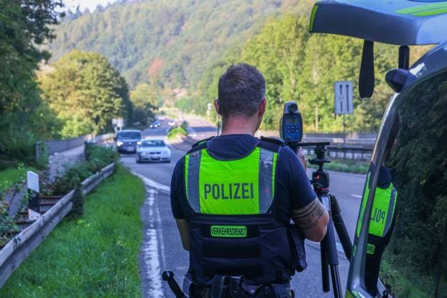 Motorradfahrer fährt absichtlich mit 90 km h zu schnell in Geschwindigkeitskontrolle Kräfte des Verkehrsdienstes der Wuppertaler Polizei kontrollierten am Samstag als Schwerpunkt Geschwindigkeitsüberschreitungen und Verkehrsverstöße von Motorradfahrern im Bergischen Land. An einer Kontrollstelle auf der L74 an der Stadtgrenze von Wuppertal und Solingen führten die Beamten Geschwindigkeitskontrollen mit einer Laserüberwachung durch. Ein 53 jähriger Wuppertaler fuhr mit seinem Motorrad von Wuppertal kommend mit etwa 110 km h bei einem Tempolimit von 70 km h in die Messung. Bei dem Gespräch mit den Polizeibeamten erfuhr er von der Bußgeldhöhe (150 Euro und 1 Punkt in Flensburg), worauf er sich uneinsichtig und verbal sehr aggressiv