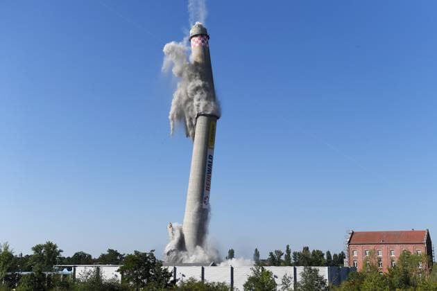 Chimney blasting in Leipzig, on the premises of the Leipzig public utility, Arno Nitzsche Straße, a chimney from the 1980s is blown up 10 09 2023 blasting of the chimney of the Leipzig public utility 10 09 2023 Leipzig Sachse Germany premises Leipzig public utility