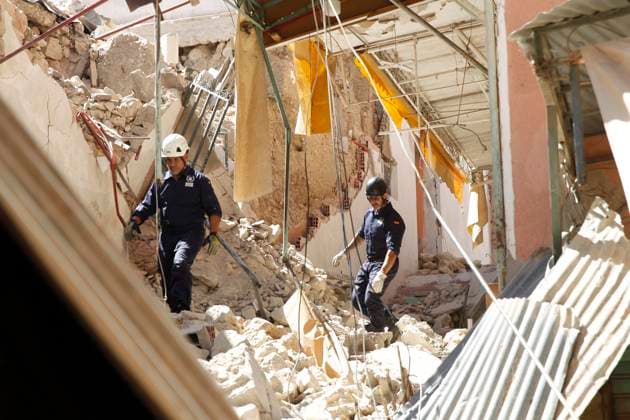 Bilder des Jahres 2023, News 09 September News Themen der Woche KW36 News Bilder des Tages Spanish members of United Firefighters Without Borders inspect the ruins of a building in the town of Mulay Ibrahim, 55 kilometers south of Marrakech and near the epicenter of the earthquake that occurred last Friday, which affected several provinces in the south of the country, and which for The moment has left a balance of more than 2,000 people dead and more than 2,000 injured, Morocco, 10 September 2023. A rescue team from the Army s Military Emergency Unit (UME), made up of 56 soldiers and 4 dogs, arrived in Marrakech this Sunday to work in an area located 25 kilometers from the epicenter of the earthquake, and it is planned to send other troops from Madrid, Malaga and Catalonia. The first EMU rescue team arrives in Morocco after the Copyright: xMariaxTraspadernex GRAF8004 20230910-55011861857_1